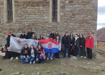 Krizmanici iz mostarskih župa sudjelovali u Molitvenom pohodu na Bobovac