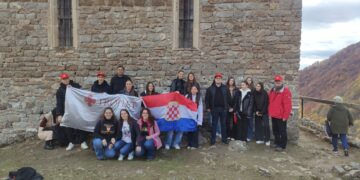 Krizmanici iz mostarskih župa sudjelovali u Molitvenom pohodu na Bobovac