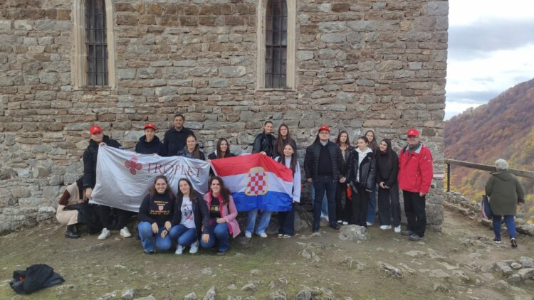 Krizmanici iz mostarskih župa sudjelovali u Molitvenom pohodu na Bobovac