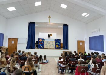 OŠ Čerin: Učenici uživali u lutkarskoj predstavi „Put oko svijeta”