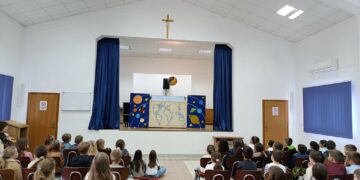 OŠ Čerin: Učenici uživali u lutkarskoj predstavi „Put oko svijeta”