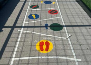 OŠ Čerin: Učenici 8.b razreda uz pomoć nastavnika oslikali školski poligon