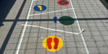 OŠ Čerin: Učenici 8.b razreda uz pomoć nastavnika oslikali školski poligon