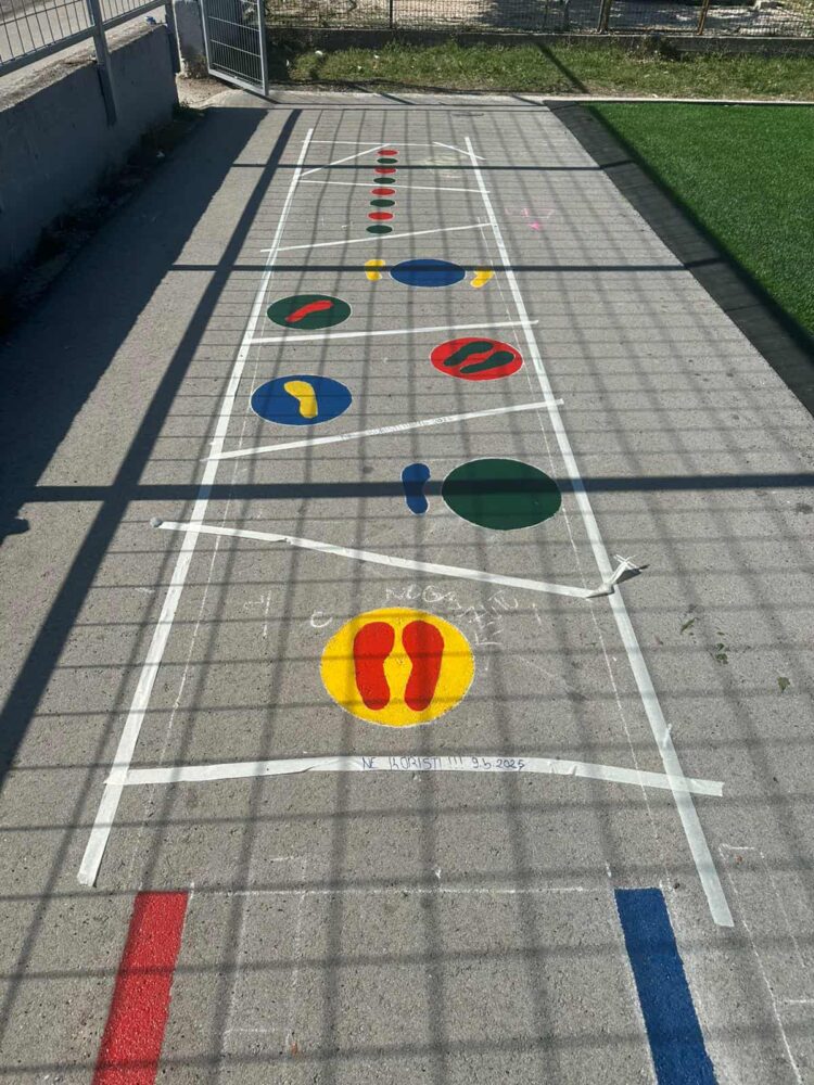 OŠ Čerin: Učenici 8.b razreda uz pomoć nastavnika oslikali školski poligon