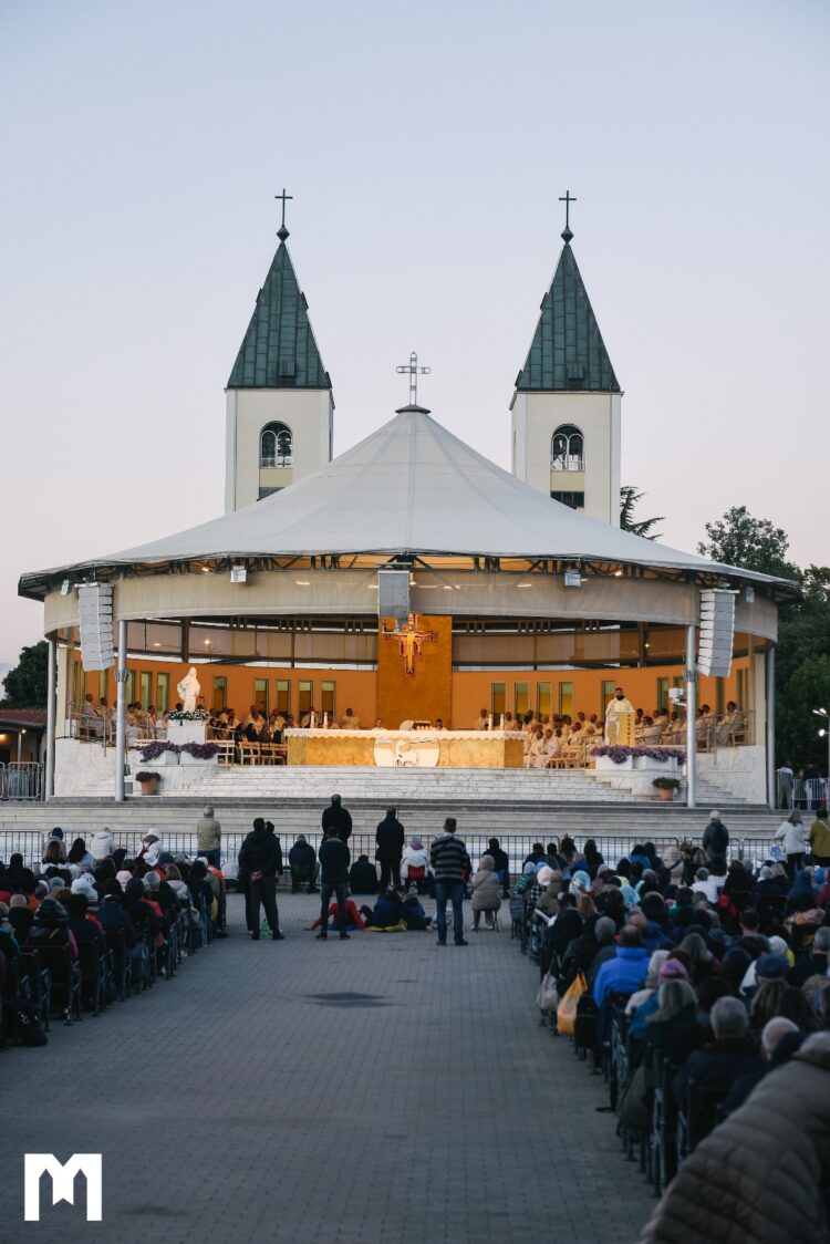 Mnoštvo hodočasnika tijekom listopada u Međugorju: Dnevno se slavilo i do 20 svetih misa
