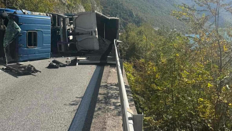 Prometna nesreća na cesti Jablanica – Mostar: Prevrnuo se kamion