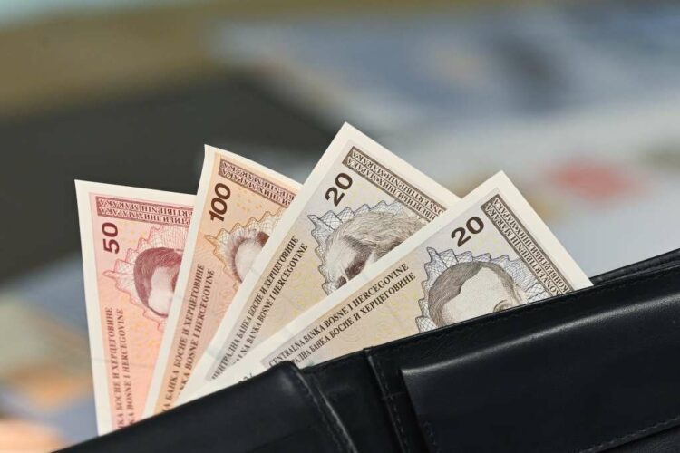 Prosječna neto plaća za kolovoz u FBiH iznosila 1.595 KM