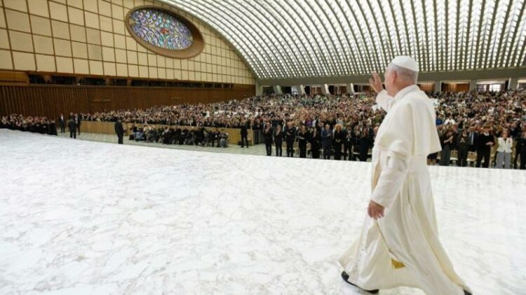 Papa mladima: Težite za velikim stvarima, ne dopustite da vašu priču piše algoritam