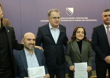 U Vladi FBiH uručeni ugovori o poticajima za zapošljavanje osoba s invaliditetom: Ugovor uručen Nikolini Sivrić iz Međugorja