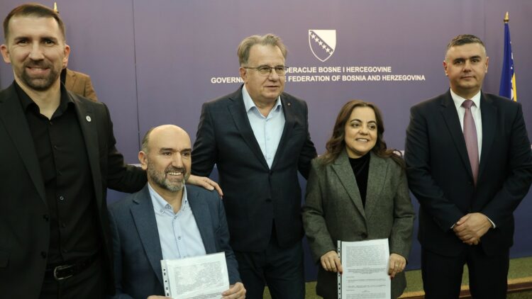 U Vladi FBiH uručeni ugovori o poticajima za zapošljavanje osoba s invaliditetom: Ugovor uručen Nikolini Sivrić iz Međugorja