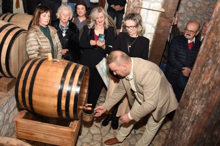 Održana tradicionalna manifestacija “Kušanje mladog vina”