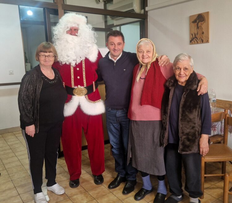 Gradonačelnik Mostara s Djedom Božićnjakom donio blagdansku toplinu u domove za starije u Mostaru