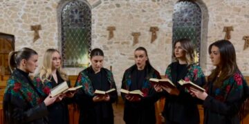 Etno skupina Didak božićnom pjesmom čestita blagdane i vraća nas u dane kada se Božić slavio pjesmom, mirom i zajedništvom!