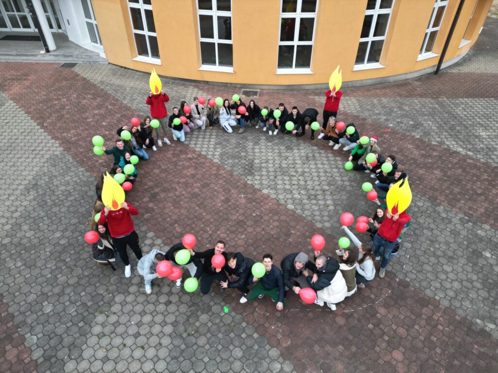 Maturanti SŠ dr. fra Slavka Barbarića oblikovali „živi adventski vijenac“