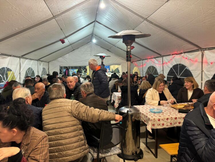 (FOTO) Mještani D.V.O. posjetili Božićni sajam Udruge Susret