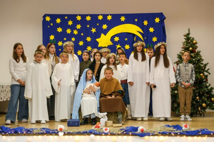 (FOTO) Božićna priredba Osnovne škole Čerin