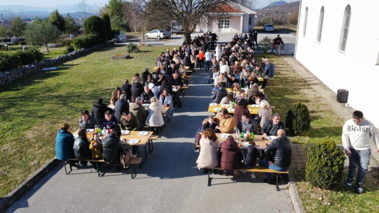 (FOTO) Tradicionalno okupljanje mještana Gornje Blatnice na četvrtu nedjelju došašća