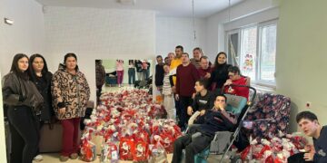 Božićni pokloni Udruge “Gledaj srcem” za korisnike Udruge Susret i centra Sveti Josip Radnik