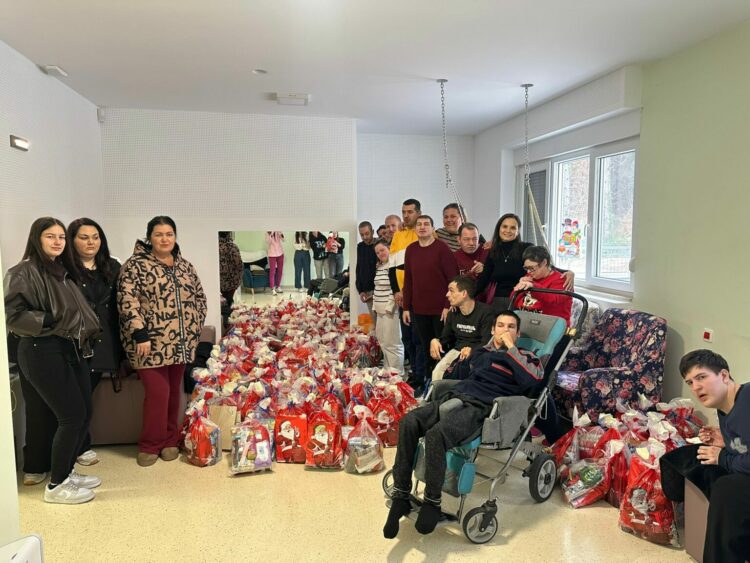 Božićni pokloni Udruge “Gledaj srcem” za korisnike Udruge Susret i centra Sveti Josip Radnik