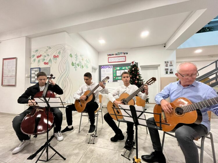 (FOTO) Božićna priredba OGŠ Brotnjo – PO Čerin