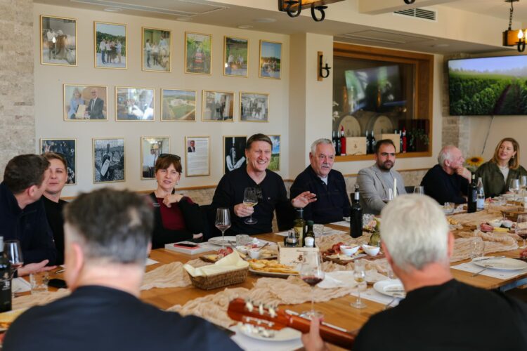 Vinarija Marijanović ugostila Tomislava Bralića i Klapu Intrade