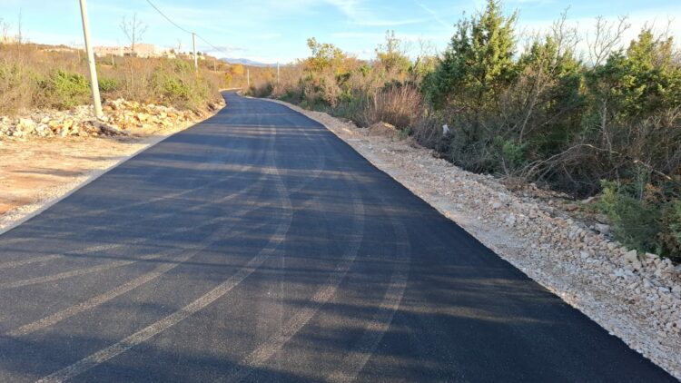 Asfaltira se važna prometnica za Gornje Brotnjo: Cesta preko Garišta konačno dobiva novo ruho