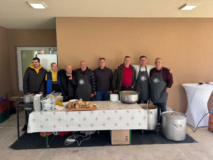 Članovi LD Golub Čitluk i ove godine čuvari tradicije – skuhali adventski grah za Udrugu „Susret“