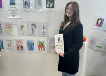 OŠ fra Didaka Buntića: Učenica Marija Dugandžić i nastavnica Sandra Karačić primile nagradu za uspjeh na likovnom natječaju “Moj posebni prijatelj”