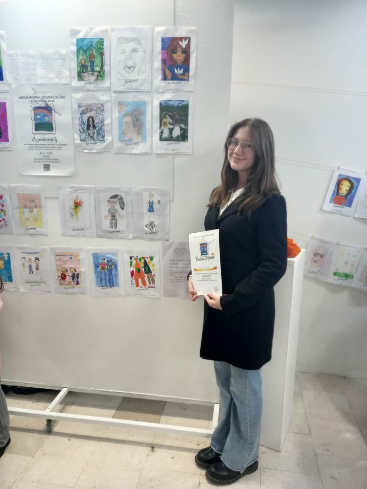 OŠ fra Didaka Buntića: Učenica Marija Dugandžić i nastavnica Sandra Karačić primile nagradu za uspjeh na likovnom natječaju “Moj posebni prijatelj”