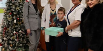 Djed Božićnjak HT Eroneta ponovno kod najmlađih pacijenata SKB-a Mostar