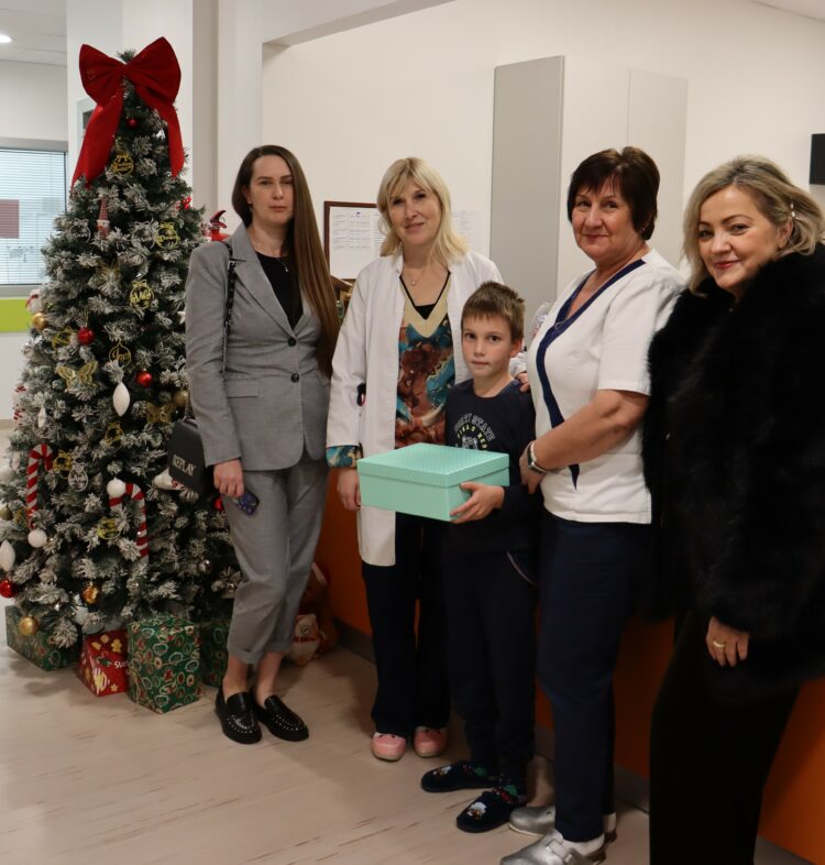 Djed Božićnjak HT Eroneta ponovno kod najmlađih pacijenata SKB-a Mostar