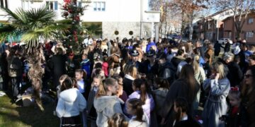 Zajedničko ukrašavanje božićnog drvca u Čitluku: Sveti Nikola će razveseliti djecu darovima