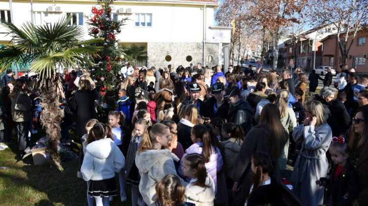 Zajedničko ukrašavanje božićnog drvca u Čitluku: Sveti Nikola će razveseliti djecu darovima