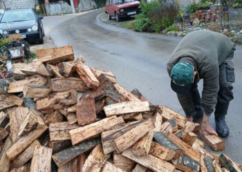 Caritas Mostar: Jedanaest obitelji obuhvaćenih programom Kućne njege dobilo pomoć u ogrjevu