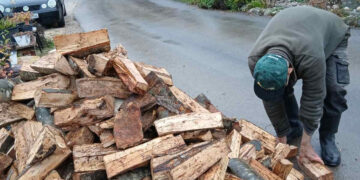 Caritas Mostar: Jedanaest obitelji obuhvaćenih programom Kućne njege dobilo pomoć u ogrjevu
