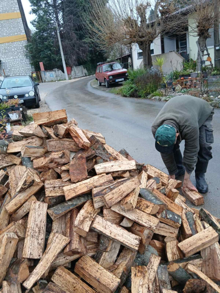 Caritas Mostar: Jedanaest obitelji obuhvaćenih programom Kućne njege dobilo pomoć u ogrjevu