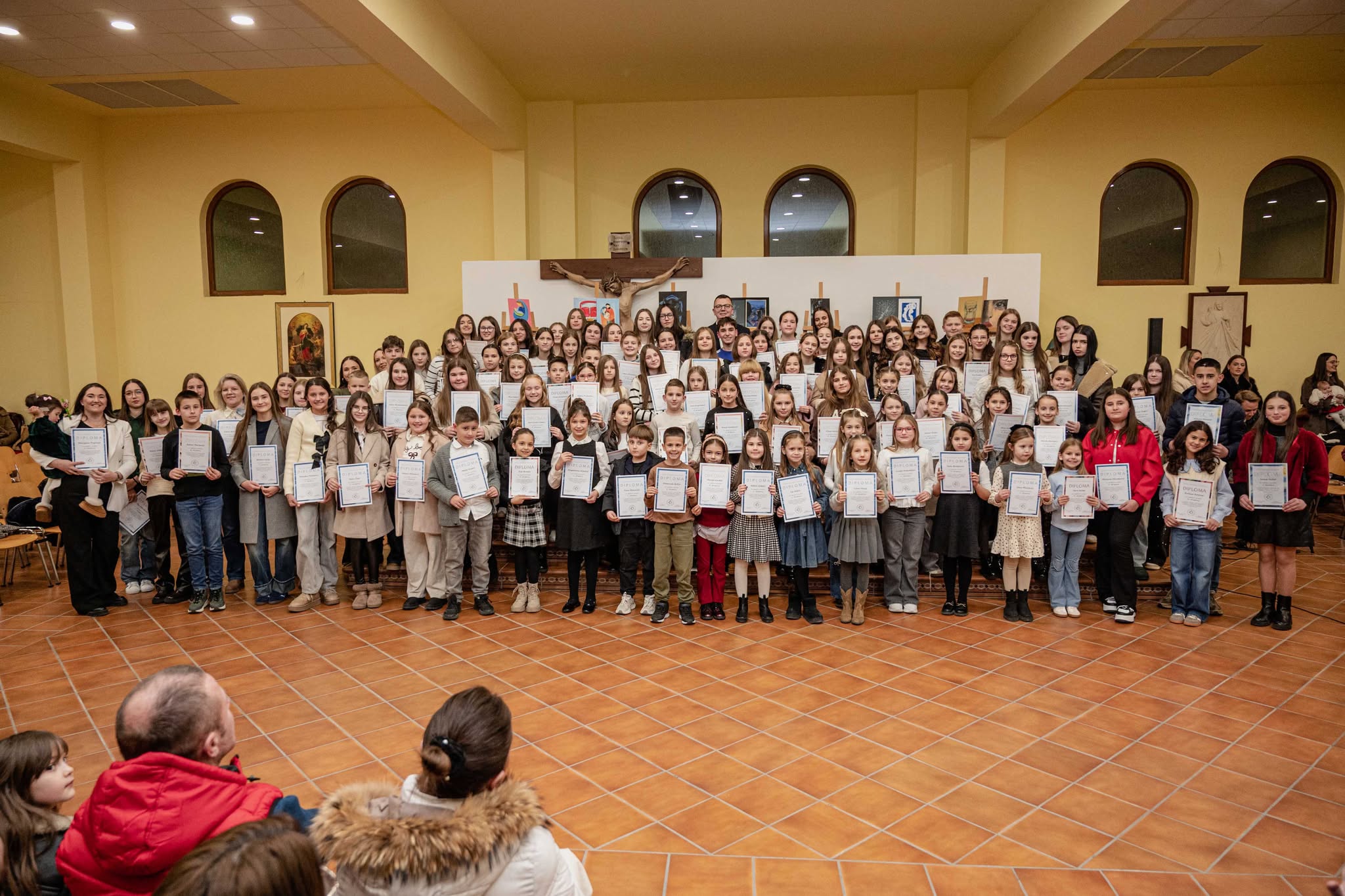 (FOTO) Održana 12. izložba polaznika tečaja crtanja i slikanja u Vionici