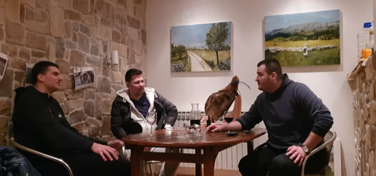 (VIDEO) Čuvari baštine: Tri kuma koji korijene vuku iz BiH njeguju pjesme krajeva iz kojih su potekli