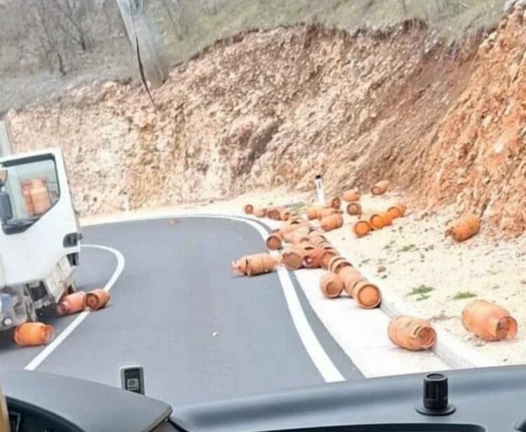 Na dijelu magistralne ceste Mostar – Čitluk rasute plinske boce