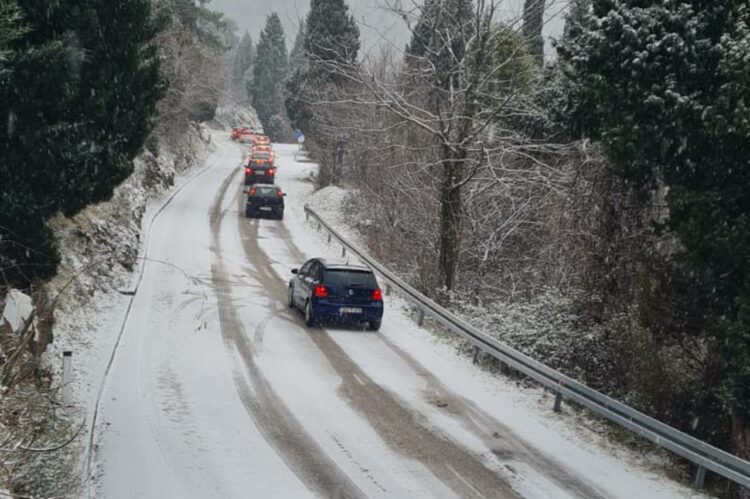 Velika kolona i zastoj na Kobilovači: Vozači se pozivaju na oprez i strpljenje!