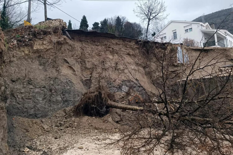 Aktiviralo se klizište kod Mostara, oštećena cesta prema Gorancima