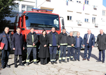 Vlada HNŽ-a stolačkim vatrogascima donirala vatrogasno vozilo