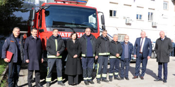 Vlada HNŽ-a stolačkim vatrogascima donirala vatrogasno vozilo