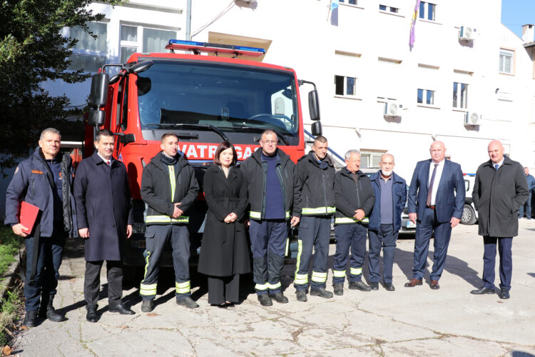 Vlada HNŽ-a stolačkim vatrogascima donirala vatrogasno vozilo