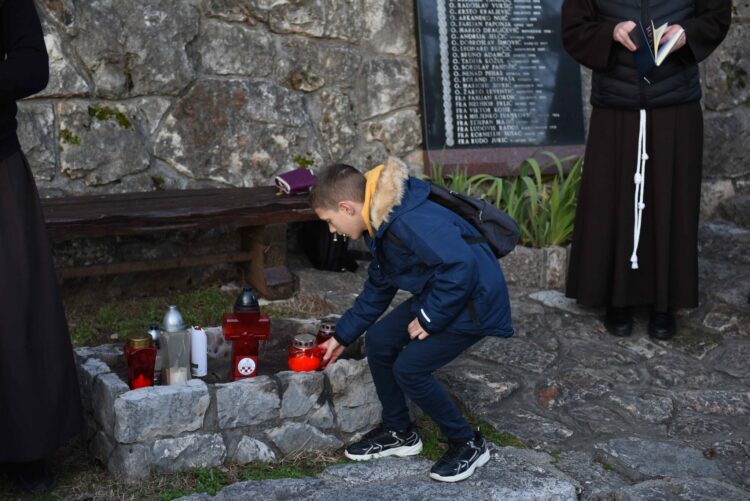 Dani slugu Božjih i pobijenih hercegovačkih franjevaca: Hodnja sjećanja okupila hodočasnike i trkače