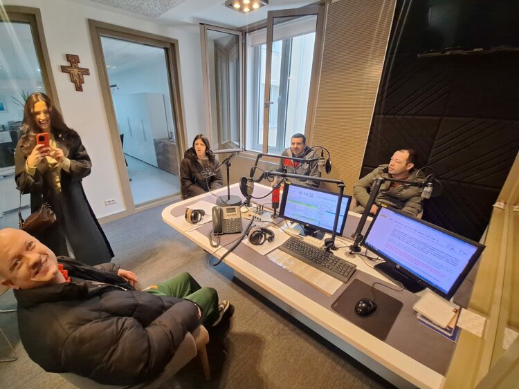 Članovi Udruge Susret na Svjetski dan radija posjetili Radio Mir