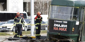 Sarajevo: Tramvaj iskočio iz tračnica, jedna osoba poginula, više ozlijeđenih
