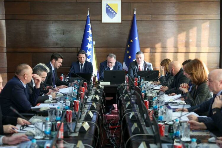 Vlada Federacije BiH: Donesena Uredba o isplati neoporezive pomoći radnicima u iznosu do 300 KM