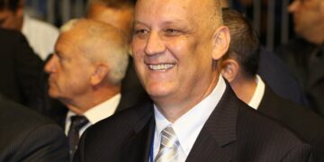 (VIDEO) Birokracija jača od generala: Rojs odustao od kandidature za izbore – “Fali mu jedan papir”! 😄