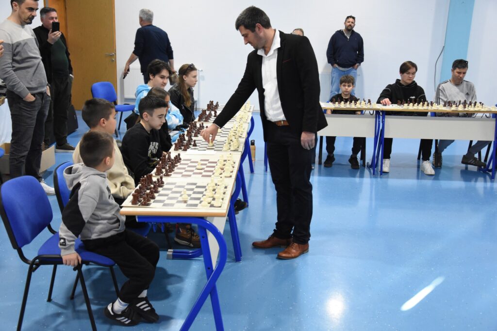 Brotnjo Open 2026: Vrsni šahovski majstori odigrali simultanku s mladim šahistima